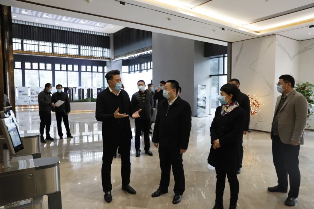 市委常委、常務(wù)副市長(zhǎng)、梅江區(qū)委書(shū)記陳金鑾、區(qū)長(zhǎng)鐘秀堂率隊(duì)到飛翔云公司調(diào)研